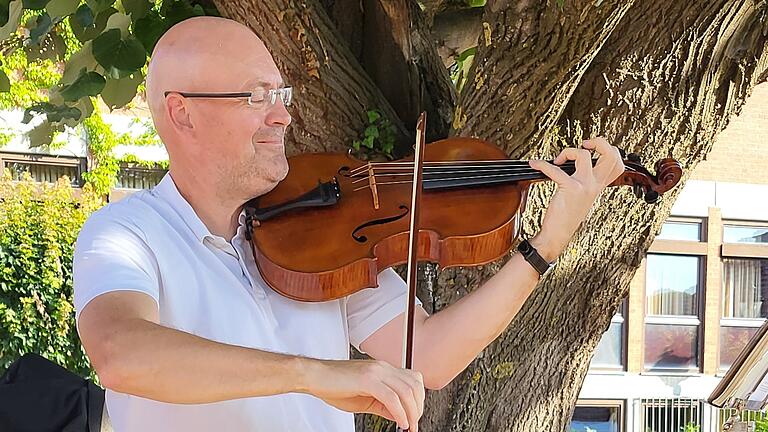 Florian Meierott, der 'Teufelsgeiger', spielte an der Musiksommernacht eine Bassgeige.