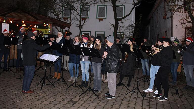 Mit bekannten und internationalen Weihnachtsliedern stimmte die Musikkapelle Distelhausen unter Leitung von Manfred Pfeuffer auf das bevorstehende Weihnachtsfest ein