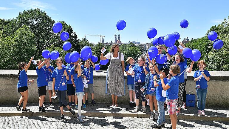 Die Schüler der 4. Klasse der Sinngrund-Grundschule Burgsinn waren mit ihrer Lehrerin Monika Riedmann zu Besuch im Bayerischen Landtag in München.