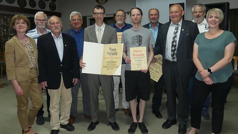 Ehrung für treue Fans des Schachbretts (von links): die stellvertretende Landrätin Bettina Bärmann, Jubilar Werner Zschunke, Kurt Vogel (Kreisvorsitzender BLSV), Jubilar Klaus Beutner, Club-Vorsitzender Andreas Reuter, die Jubilare Gottlieb Wankerl und Julian Moreth, die Ehrenmitglieder Dieter Höhn, Hilmar Kaiser und Klaus Edelmann sowie dritte Bürgermeisterin Friederike Weippert.