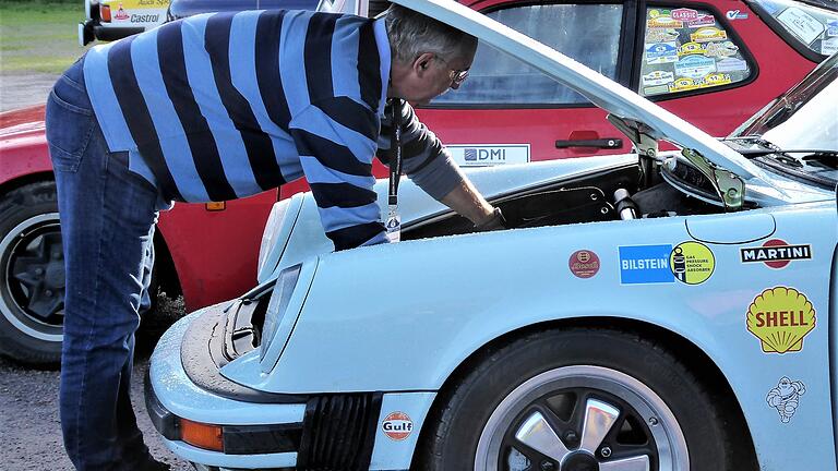 Martin Przewosnik aus Pfungstadt beim letzten Kontrollblick unter die Haube seines Porsche 911 Targa.