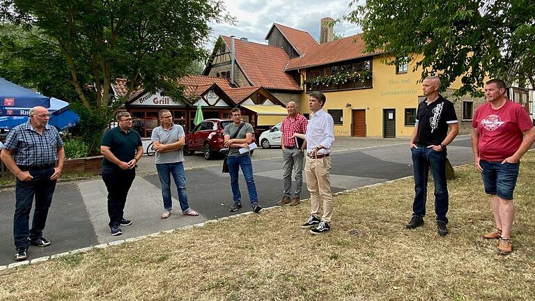 In Absprache mit Andreas Hartung und Matthias Müller vom Überlandwerk Rhön (Vierter und Fünfter von links) lotete der Bauausschuss einen Ladepunkt für E-Autos im Mühlenweg in Mellrichstadt aus.