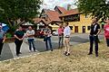 In Absprache mit Andreas Hartung und Matthias Müller vom Überlandwerk Rhön (Vierter und Fünfter von links) lotete der Bauausschuss einen Ladepunkt für E-Autos im Mühlenweg in Mellrichstadt aus.