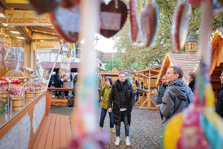 Auch 'Mandelkönig' Stefan Traber ist in diesem Jahr mit einem Stand präsent. Dafür hat sich Rudi Bauer besonders eingesetzt.