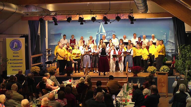 Chöre des Musikalischen Vereins aus Winterhausen zusammen mit 'Coro Stella Traffiumese' vom Lago Maggiore beim gemeinsamen Lied: 'Amici miei' auf Deutsch und Italienisch.