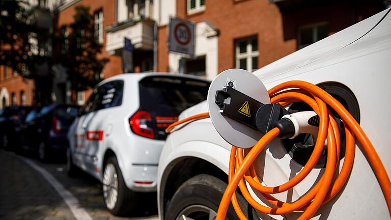 Elektroauto.jpeg       -  Im Vergleich zum Vorjahr: Die Zahl der weltweit installierten öffentlichen Ladestellen stieg 2023 um 40 Prozent.