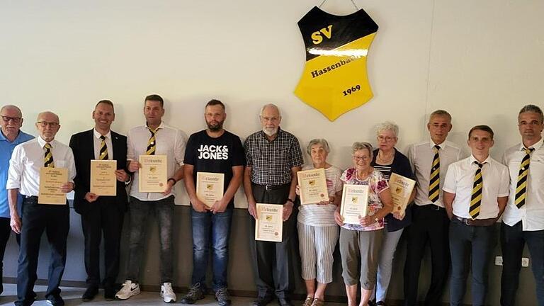 Unser Bild zeigt die Geehrten (von links): Rainer Werner, Reinhold Schmitt, Mario Götz, Bernd Günther, Armin Vogler, Hubert Schenk, Anita Straub, Mathilde Nürnberger, Gertrud Straub, Michael Schmitt, Dominik Metz und Oliver Hofmann.       -  Unser Bild zeigt die Geehrten (von links): Rainer Werner, Reinhold Schmitt, Mario Götz, Bernd Günther, Armin Vogler, Hubert Schenk, Anita Straub, Mathilde Nürnberger, Gertrud Straub, Michael Schmitt, Dominik Metz und Oliver Hofmann.