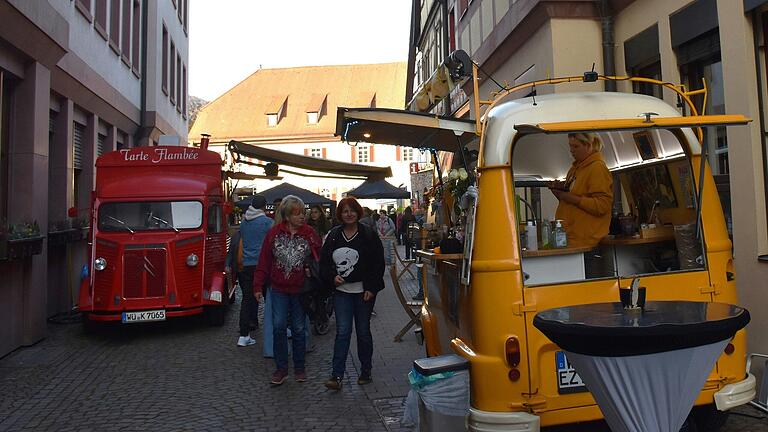 Die "Fressgass" (Kellereigasse) mit den in einer Gasse konzentrierten Essensständen lockte das Publikum direkt vom Oberen Marktplatz zum Schlossplatz. Foto: Gabi Nätscher Die "Fressgass" (Kellereigasse) mit den in einer Gasse konzentrierten Essensständen lockte das Publikum direkt vom Oberen Marktplatz zum Schlossplatz. Foto: Gabi Nätscher