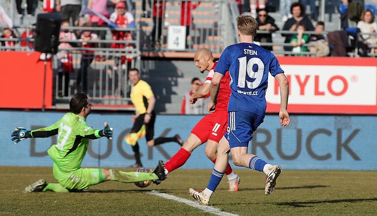 Eine von vielen Chancen gegen Aschaffenburg: Alem Japaur scheitert an Viktoria-Keeper Max Grün. Eine von vielen Chancen gegen Aschaffenburg: Alem Japaur scheitert an Viktoria-Keeper Max Grün.