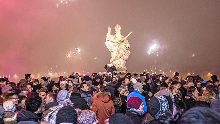 Sehr eng ging es in der Silvesternacht auf der Alten Mainbrücke zu. Aber die Würzburger feierten friedlich ins neue Jahr.