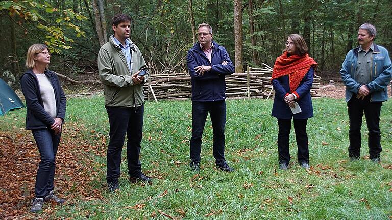 &bdquo;Vater und Mutter des Trekkingerlebnis&ldquo; wurden ILE-Managerin Ulla Schmitt und Simon Tangerding von der Schutzgemeinschaft Deutscher Wald (von links) am Freitag getauft.