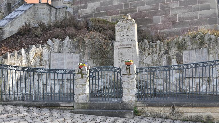 Um das Oberlauringer Kriegerdenkmal gab es zuletzt einige Irritationen. Es soll nun auf künstlerische Art erklärt werden.