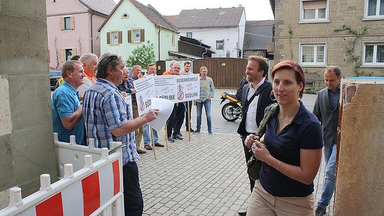 Mit Pfiffen wurden Thomas Wagner und Alexandra Schmid, die Mitarbeiter von Tennet, die zur Gemeinderatsitzung eingeladen waren, von Vertretern der Bürgerinitiative &bdquo;Bergrheinfeld gegen SuedLink&rdquo; empfangen.