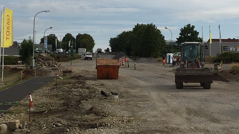 Reger Verkehr: Zahlreiche Baustellenfahrzeuge sind auf der Kreisel-Baustelle im Norden von Mellrichstadt im Einsatz. Derzeit wird an den Straßenseiten an der Entwässerung gearbeitet.&nbsp;