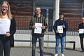 Die Schülervertretung des Gymnasiums hat die Zufriedenheit der Schüler mit dem  digitalen Unterricht abgefragt. Im Bild sind die Schülervertreter (von links) Nele Reichert, Vincent Naujoks und Niklas Nacci zusammen mit Schulleiter Walter Fronczek.