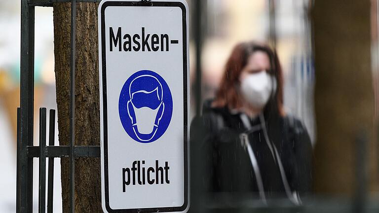 Ein Schild verweist auf die Maskenpflicht in der Innenstadt in Karlstadt. Mit einem Inzidenzwert von 93,5 liegt der Landkreis nun seit einigen Tagen unter der besonders kritischen 100er-Grenze. Ein Schild verweist auf die Maskenpflicht in der Innenstadt in Karlstadt. Mit einem Inzidenzwert von 93,5 liegt der Landkreis nun seit einigen Tagen unter der besonders kritischen 100er-Grenze.