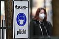 Ein Schild verweist auf die Maskenpflicht in der Innenstadt in Karlstadt. Mit einem Inzidenzwert von 93,5 liegt der Landkreis nun seit einigen Tagen unter der besonders kritischen 100er-Grenze.