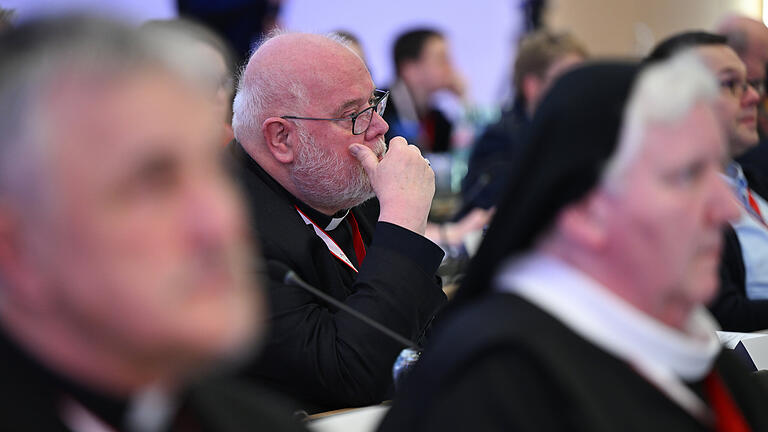 Fünfte Synodalversammlung in Frankfurt am Main       -  Kardinal Reinhard Marx (Mitte), Erzbischof von München und Freising, vor kurzem während der letzten Vollversammlung des Synodalen Wegs in Frankfurt am Main.