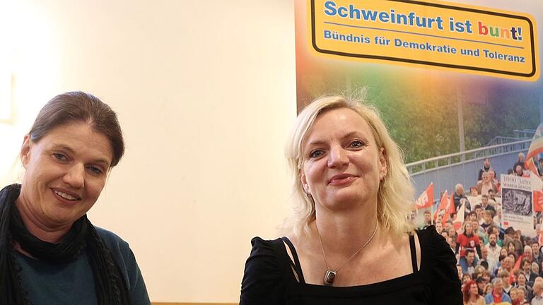 AfD-Aussteigerin Daniela Mahler (links) zu Gast beim Bündnis 'Schweinfurt ist bunt'. Die Bündnis-Vorsitzende Marietta Eder (rechts) versprach Mahler die Solidarität des Bündnisses.