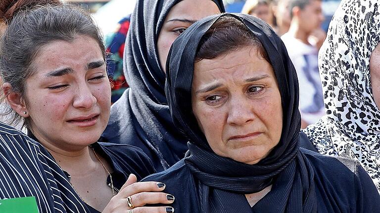 LEBANON-KURDS-DEMO       -  Der Konflikt in Syrien rückt die Kurden in den Fokus. Hier trauern Angehörige eines getöteten kurdischen Kämpfers.