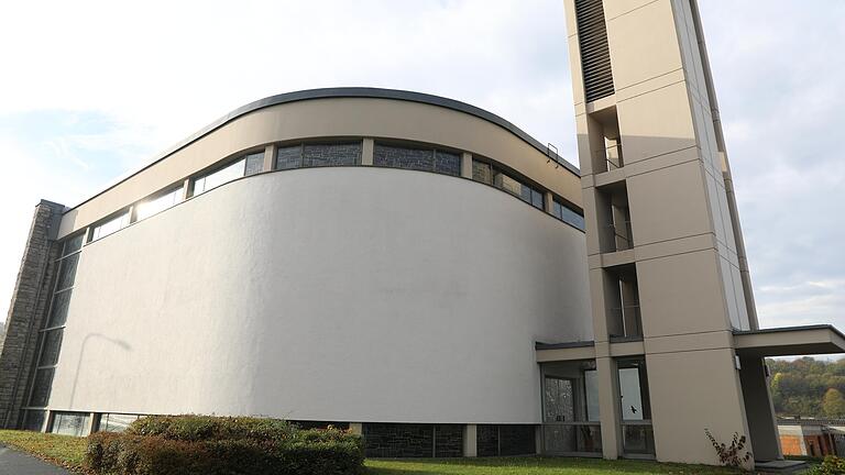 Die katholische Kilianskirche auf dem Wendelsberg wurde 1970 geweiht. Seit Jahren gehen auch hier die Besucherzahlen stark zurück und die Betreuung durch Ehrenamtliche wird immer schwieriger.