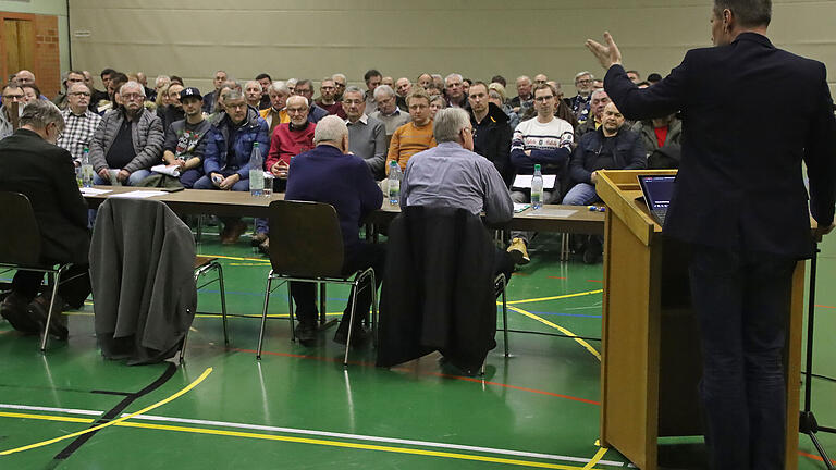 Auf breites Interesse innerhalb der Grundstücksbesitzer stieß die Auftaktveranstaltung zur Waldflurbereinigung in der Leinachtalhalle. Manfred Stadler, Abteilungsleiter am ALE (rechts), und Forstrat Bernd Günzelmann (links sitzend) erläuterten das Verfahren.