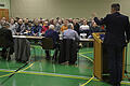 Auf breites Interesse innerhalb der Grundstücksbesitzer stieß die Auftaktveranstaltung zur Waldflurbereinigung in der Leinachtalhalle. Manfred Stadler, Abteilungsleiter am ALE (rechts), und Forstrat Bernd Günzelmann (links sitzend) erläuterten das Verfahren.