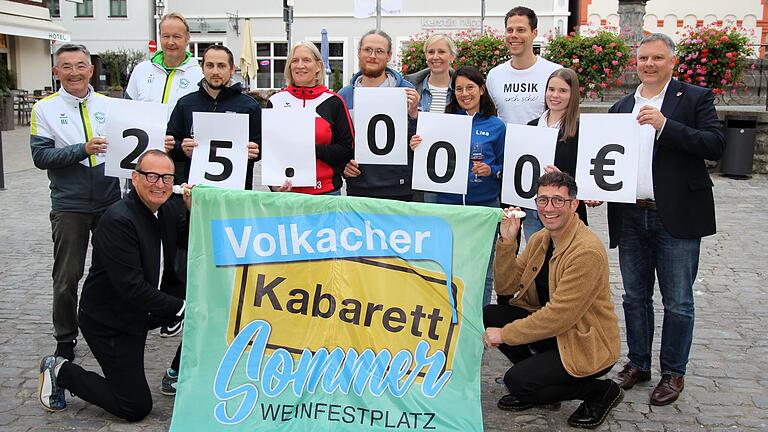 Für ihren unermüdlichen Einsatz beim jüngsten Volkacher Kabarett Sommer konnten die Vertreter von sieben Volkacher Vereinen 25.000 Euro, symbolisch übergeben von (vorne von links) Volker Heißmann und Marco Maiberger sowie Bürgermeister Heiko Bäuerlein (hinten rechts), in Empfang nehmen.