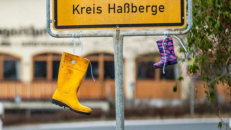 In der Chat-Gruppe geht es immer wieder um das 'Aufhängen'. Nicht immer ist klar, ob damit die Gummistiefel an Ortsschildern gemeint sind (Symbolbild).&nbsp;