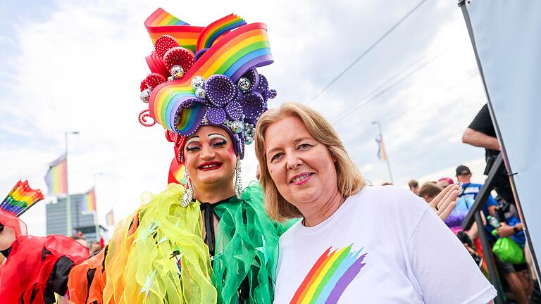ColognePride – Parade zum Christopher Street Day (CSD) - Bundestagspräsidentin Bärbel Bas hat beim CSD in Köln vor einem „Rollback” queerer Rechte gewarnt. ColognePride – Parade zum Christopher Street Day (CSD) - Bundestagspräsidentin Bärbel Bas hat beim CSD in Köln vor einem „Rollback” queerer Rechte gewarnt.