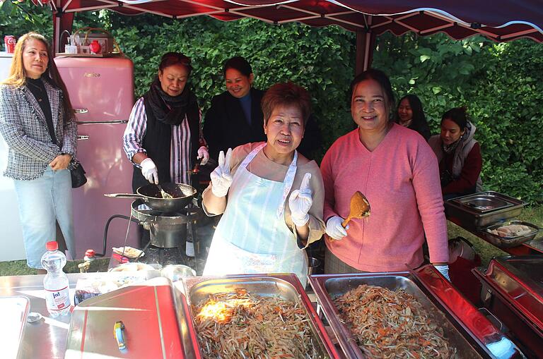 Leckere thailändische Küche bot die Rüdenhäuserin Jintna Eder (vorne, weiße Schürze) mit ihren Helferinnen beim Herbstmarkt in Rüdenhausen.