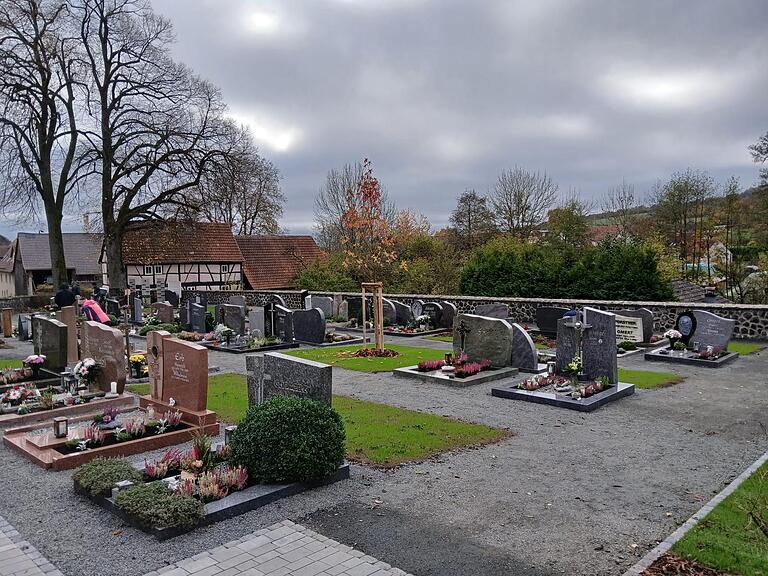Ein tolles Beispiel für Eigenleistung durch den kommunalen Bauhof: In Eigenregie wurde der Friedhof in Ginolfs von der Marktgemeinde neu gestaltet. Damit hat der Markt Oberelsbach nicht nur viel Geld gespart, auch das Ergebnis erfüllte die Räte mit größter Zufriedenheit. Solche Bauvorhaben in Eigenleistung sollen nach den Wünschen des Bürgermeisters auch in Zukunft Schule machen.
