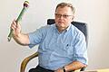 Zeichen der Macht: Bürgermeister Peter Paul und das geschenkte &bdquo;Zepter&ldquo; aus Tansania.