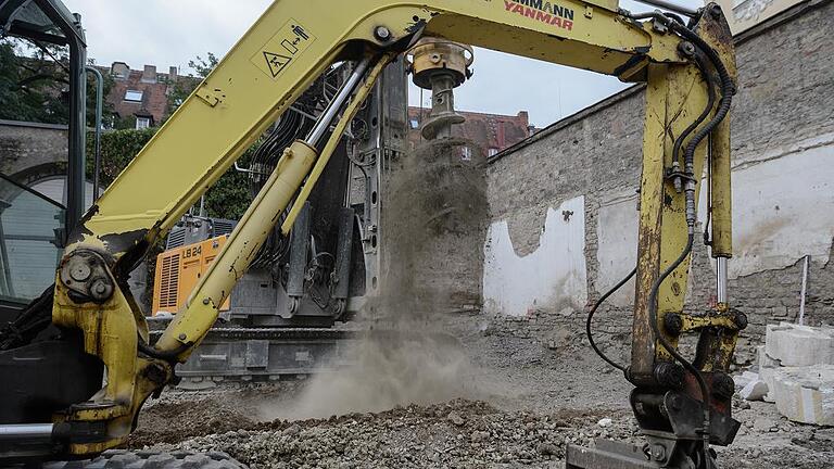 Baustelle Franziskanerkloster - Großbaustelle Franziskanerkloster: Ein überdimensionaler Bohrer fräst Löcher für eine Pfahlwand in den Kirchengrund. Dort soll ein Bettenhaus des Hotel Rebstock entstehen. Baustelle Franziskanerkloster - Großbaustelle Franziskanerkloster: Ein überdimensionaler Bohrer fräst Löcher für eine Pfahlwand in den Kirchengrund. Dort soll ein Bettenhaus des Hotel Rebstock entstehen.
