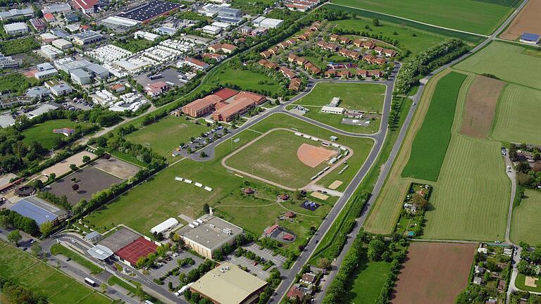 Das Kesslerfield wird im Rahmen der Landesgartenschau 2026 zu einem Wohngebiet entwickelt. Am oberen Bildrand das Wohngebiet Yorktown, dahinter entstehen bis zum Flurweg neue Häuser. Rechts die Heeresstraße, in der Bildmitte die International School Mainfranken, links das Gewerbegebiet Hainig. Das Kesslerfield wird im Rahmen der Landesgartenschau 2026 zu einem Wohngebiet entwickelt. Am oberen Bildrand das Wohngebiet Yorktown, dahinter entstehen bis zum Flurweg neue Häuser. Rechts die Heeresstraße, in der Bildmitte die International School Mainfranken, links das Gewerbegebiet Hainig.
