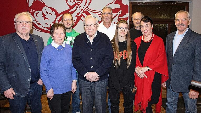 Geehrt wurden beim  Kraftsportverein Kitzingen (hinten von links) Armin Uhl, Vorsitzender Hans Poschet und Jürgen Twardy sowie (vorne von links)  Siegfried Herrmann, Lieselotte Stöcker, Siegfried Pusch, Vivien Ahmend, Renate Fabian und Emil Erb.