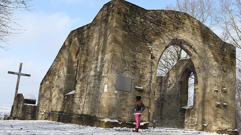 Imposante Ruine: Die Kunigundenkapelle in Bullenheim ruht hoch über dem Weinparadies Franken im Wald.