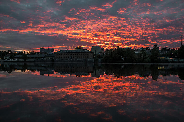 Nach dem Sonnenuntergang in Schweinfurt steht der Fluss in Flammen.