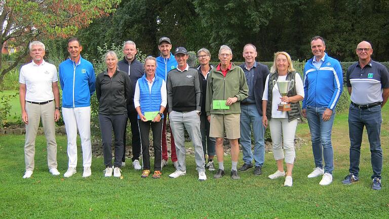 Erfolgreiche Golfer (von links):&nbsp; Peter Siegel, Präsident Golfclub Mainsondheim, die Turniersieger Heiko Hirsch, Sabine Feldsmann, Volker Schmidt, Cornelia Leimeister,  Armin Höger, Walter Schneider, Marion Weidner, Ralf Rosin, OB Stefan Günthner, Brigitte Löchle, Matthias Faller und Oliver Haese, Präsident des Golfclubs Kitzingen.