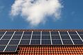 Solarstrom vom Hausdach: Wer sich dazu noch einen Speicher einbaut, kann den selbst produzierten Strom noch besser nutzen und damit Geld sparen. Eine extra Förderung vom Freistaat gibt es nicht mehr.