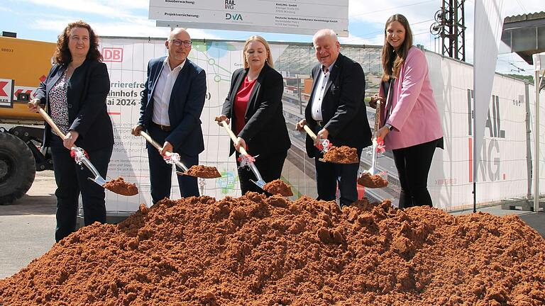 Spatenstich zum barrierefreien Umbau des Gemündener Bahnhofs mit von links Heike Steinhoff (Leiterin Bahnhofsmanagement Nordfranken), Bürgermeister Jürgen Lippert, Carolin Friedenstab (Regierungsdirektorin im Bay. Verkehrsministerium), dem stellvertretenden Landrat Manfred Goldkuhle und Stefanie Ehlert, Leiterin Vertrieb und Mobilität bei der DB InfraGO.