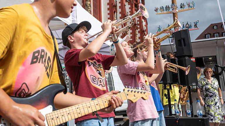 Stramu am Sonntag       -  Die Brazzband BrassGazz tritt auf dem Unteren Markt auf. Zahlreiche Menschen besuchen am Sonntag (08.09.24) das Straßenmusikfestival (Stramu) in der Innenstadt in Würzburg.