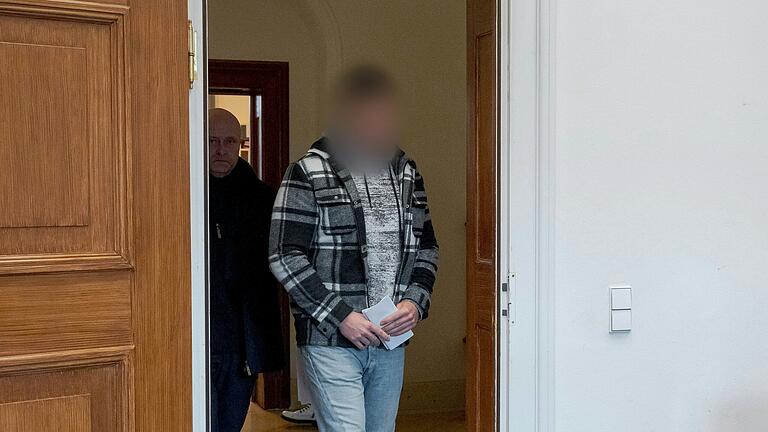 Der Angeklagte betritt den Sitzungssaal: Vor dem Landgericht Bamberg hat der Prozess gegen einen Vater wegen versuchten Mordes an seinem zwei Monate alten Kind begonnen. Der Angeklagte betritt den Sitzungssaal: Vor dem Landgericht Bamberg hat der Prozess gegen einen Vater wegen versuchten Mordes an seinem zwei Monate alten Kind begonnen.