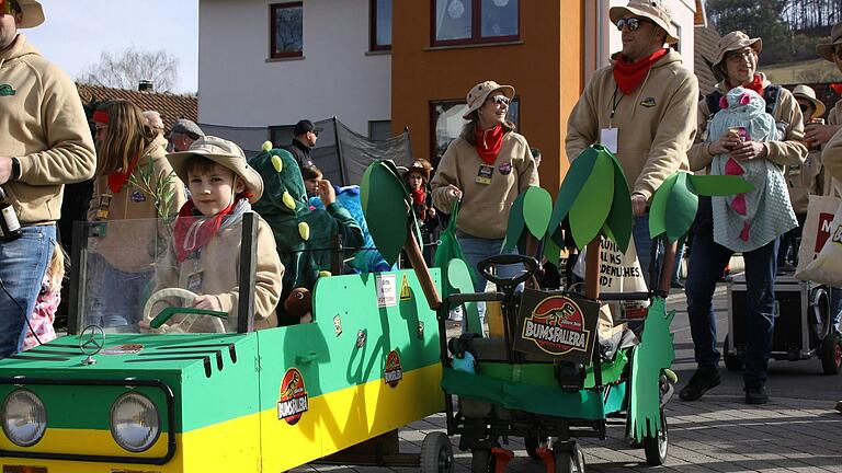 Jurassic Park mit den Bumsfallera Retzstadt beim Faschingszug. Jurassic Park mit den Bumsfallera Retzstadt beim Faschingszug.