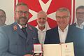 Dr. Martin Mandewirth, Malteser Stadt- und Kreisbeauftragter Schweinfurt, (vorne links) überreichte die Malteser Dankplakette für Wolfgang Schech, ehemaliger Vorstand der VRBank Schweinfurt (vorne rechts). Mit dabei (hinten von links): Michael Niklaus (Ortsbeauftragter Malteser Grafenrheinfeld), Lothar Schwarz (Malteser-Gruppe Schwebheim) und Markus Feser (Vorstand VR-Bank Schweinfurt eG)