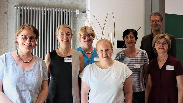 Die Teilnehmenden der Podiumsdiskussion der Jubiläumsveranstaltung (von links): Ildikó Gágyor (UKW), Anne Simmenroth (UKW), Julia Treiber (Stadtlauringen), Lisa Kardel (BeLA-Stipendiatin), Anja Lehmeyer (GesundheitsregionPlus Stadt und Landkreis Schweinfurt), Bettina Bärmann (Stellvertretende Landrätin Landkreis Schweinfurt) und Wolfgang Blank (Kirchberg im Wald). Die Teilnehmenden der Podiumsdiskussion der Jubiläumsveranstaltung (von links): Ildikó Gágyor (UKW), Anne Simmenroth (UKW), Julia Treiber (Stadtlauringen), Lisa Kardel (BeLA-Stipendiatin), Anja Lehmeyer (GesundheitsregionPlus Stadt und Landkreis Schweinfurt), Bettina Bärmann (Stellvertretende Landrätin Landkreis Schweinfurt) und Wolfgang Blank (Kirchberg im Wald).