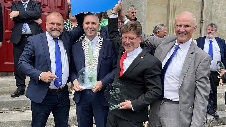 Landrat Thomas Eberth reiste kürzlich gemeinsam mit Kürnachs Bürgermeister René Wohlfart, dem Generalvikar der Diözese Würzburg Dr. Jürgen Vorndran sowie Mitgliedern des Partnerschaftskomitees Kürnach und der Deutsch-Irischen Gesellschaft Würzburg zu einem Freundschaftsbesuch in die irische Grafschaft Cavan.