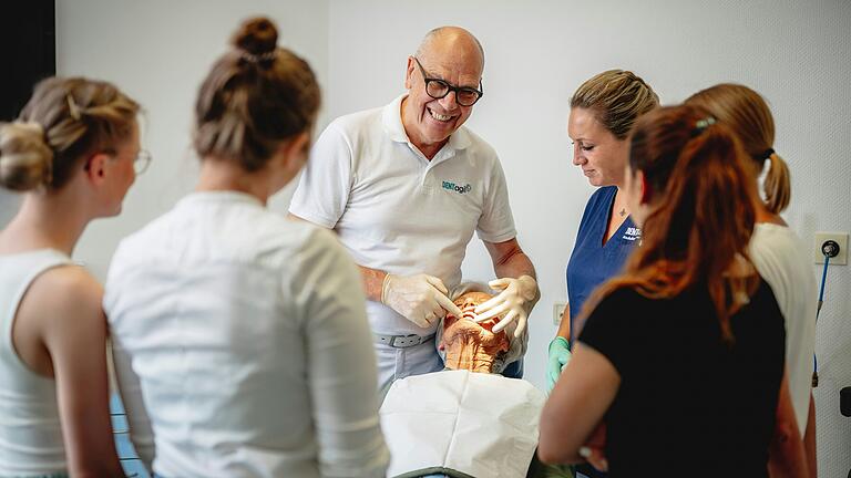 Die Auszeichnung mit dem bayerischen Verfassungsorden sieht Zahnarzt Dr. Volkmar Göbel aus Gössenheim als Teamleistung. Die Ehrung in München will er stellvertretend für alle Mitarbeitenden annehmen.&nbsp;