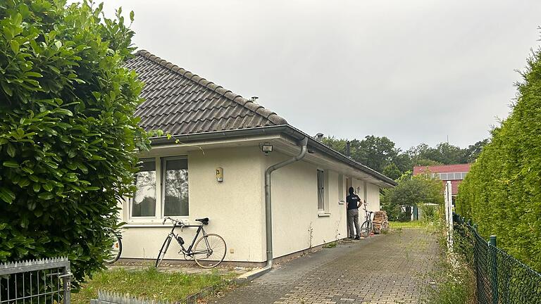 Polizei geht gegen rechtsextremes Magazin &bdquo;Compact&rdquo; vor       -  Im brandenburgischen Falkensee bei Berlin durchsuchten Beamte ein Haus, dessen Adresse im Impressum des Magazins genannt wird.