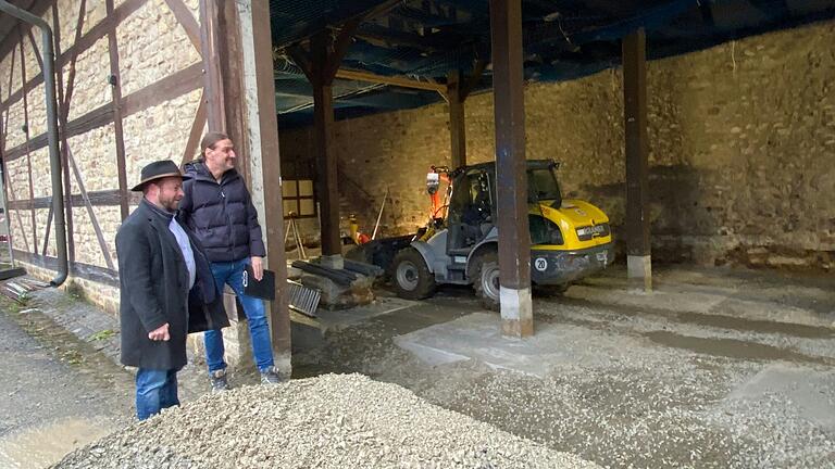 Projekte wie die Sanierung der Markthalle sichern die Zukunft von Ostheim. In der Jahresabschlusssitzung erklärte Bürgermeister Malzer (im Bild links, mit Architekt Dominik Wukowojac), dass dieses Projekt nicht sein persönlicher Wunsch gewesen sein. Bereits in der Amtszeit seines Vorgängers Ulrich Waldsachs gab es eine Arbeitsgruppe zum städtebaulichen Entwicklungskonzept, woraus die Planung resultierte.